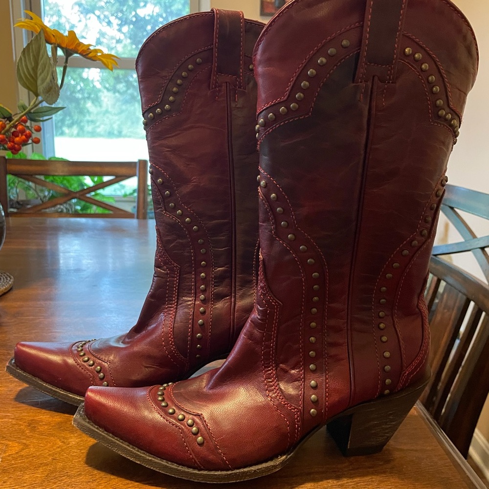 Idyllwind Rebel Red Western Boots  Burgundy Size 8B.  In like new condition.